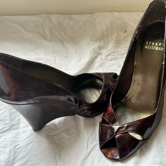 Stuart Weitzman Wedge Heel Patent Leather Tortoise Peep Toe Size 5.5 - Picture 7 of 7